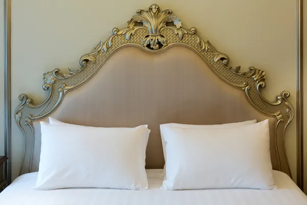 Letto matrimoniale in camera d'albergo — Foto Stock