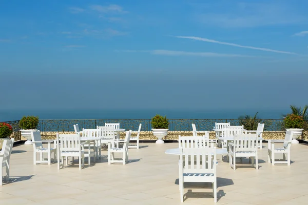 Un ristorante sul tetto vuoto con vista sul mare — Foto Stock