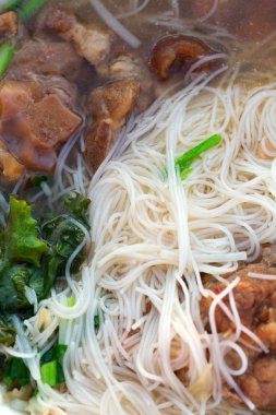 Tay şehriye çorbası ve domuz eti