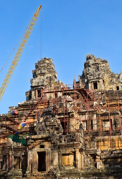 Tower crane in the temple of Angkor Wat — Stock Photo, Image