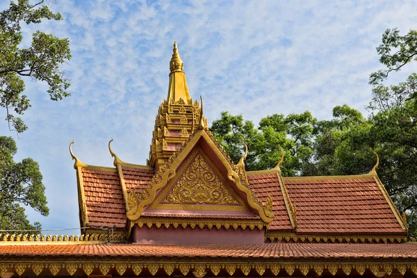 黄金の小屋根で飾られた東洋の寺院 — ストック写真