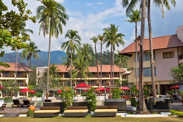 Hotel tropical c palmeiras — Fotografia de Stock