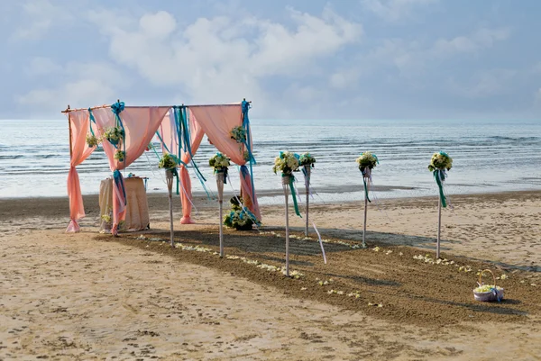 ビーチ結婚式の会場に花の装飾 — ストック写真