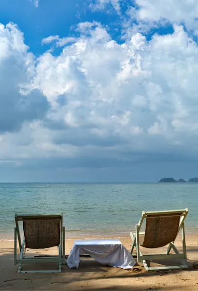 Cadeiras de sol na praia tropical — Fotografia de Stock