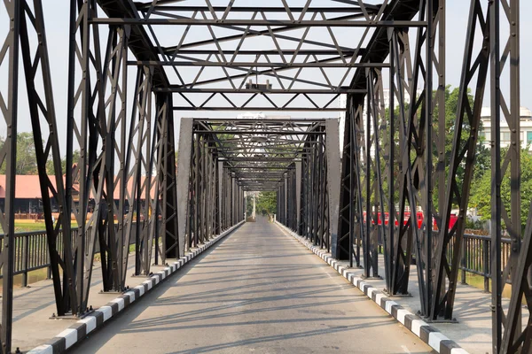 Camino a través de túnel puente de metal —  Fotos de Stock