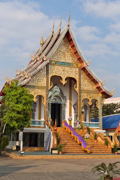 Entrée d'un temple thaïlandais — Photo