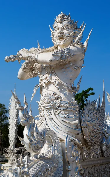 Sculpture soldier guards the entrance to the white temple in Chi — Stock Photo, Image
