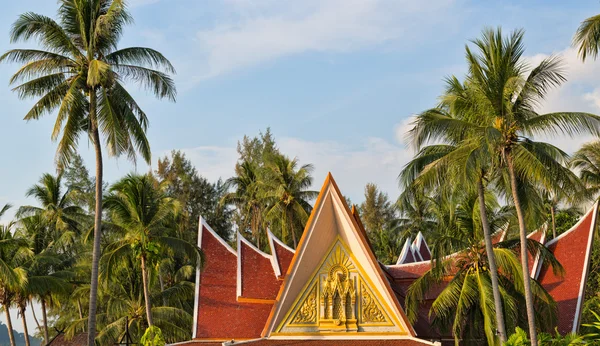 Thajský dům s palmami — Stock fotografie