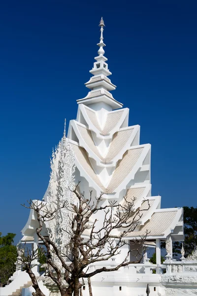チェンマイ、タイで白い神殿の尖塔 — ストック写真