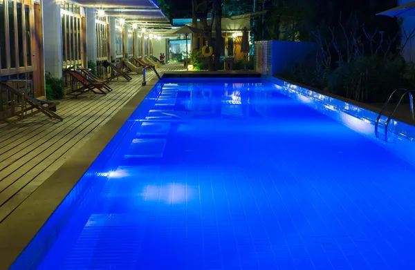 Piscina e jardim à noite — Fotografia de Stock