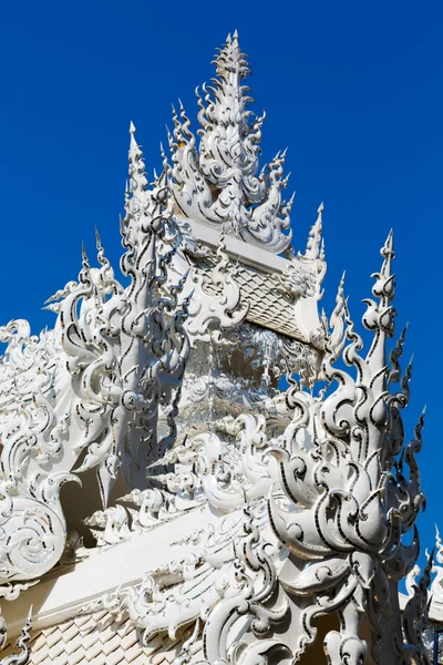 Dach budynku w świątyni biały w chiang mai — Zdjęcie stockowe