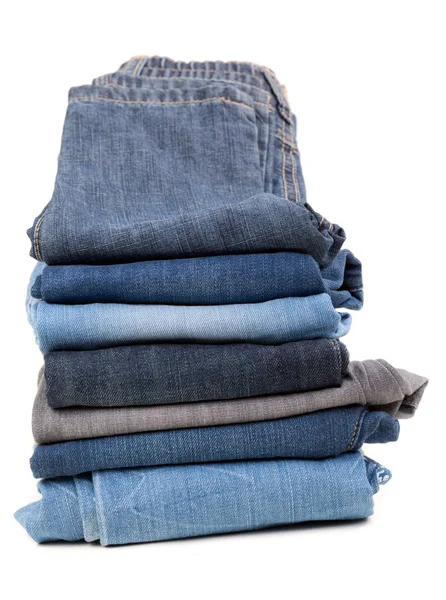 Стопка джинсів ізольована на білому тлі — стокове фото