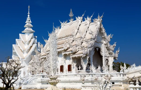 Hlavní kaple slavného Wat Rong Khun (bílý chrám) v Thaila — Stock fotografie