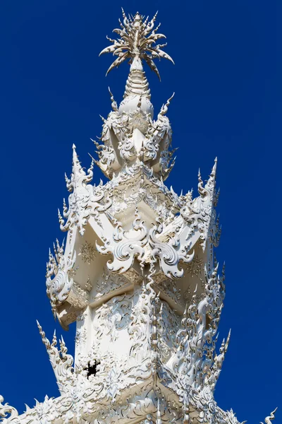 Exotische dak van de witte tempel in chiang mai — Stockfoto