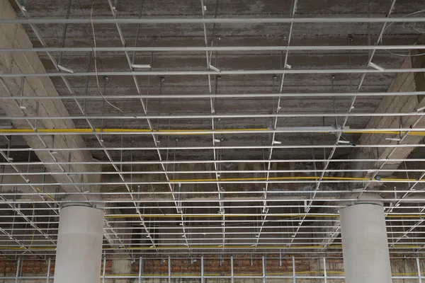 Sistema de teto suspenso em construção de reconstrução — Fotografia de Stock