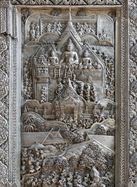 Silber geprägte Platten im silbernen Tempel wat sri suphan — Stockfoto