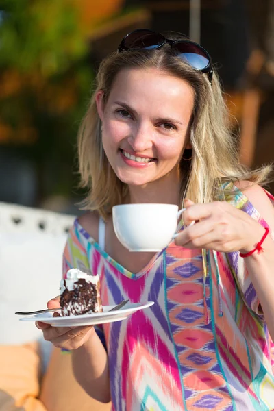 Girl with a cup of coffee and cake — Stock Photo, Image