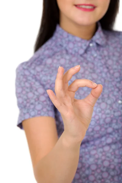 Tjej visar ok tecken — Stockfoto