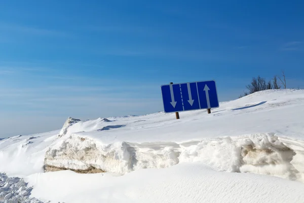 交通信号分离的乐队在雪中 — 图库照片