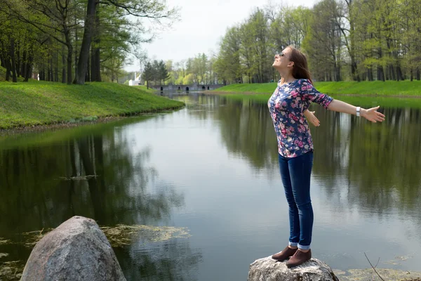 Krásná mladá žena otevřela její ruce — Stock fotografie