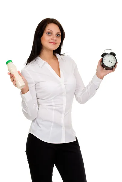 Красивая девушка с йогуртом и часы — стоковое фото