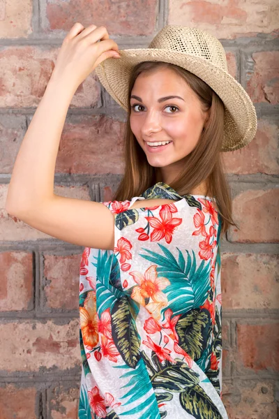 美丽的女孩在夏天帽子。工作室肖像 — 图库照片