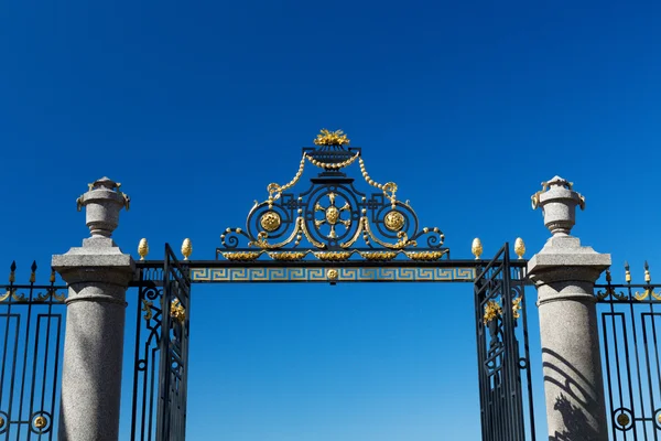 Tor und Zaun vor blauem Himmel — Stockfoto