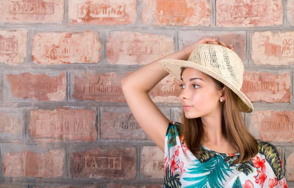 Portré egy lány, egy szalma kalap — Stock Fotó