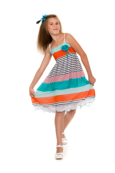Taniec dziewczyna w sukience w studio — Zdjęcie stockowe