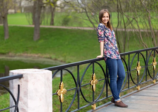 Portrait d'une belle fille pleine longueur — Photo