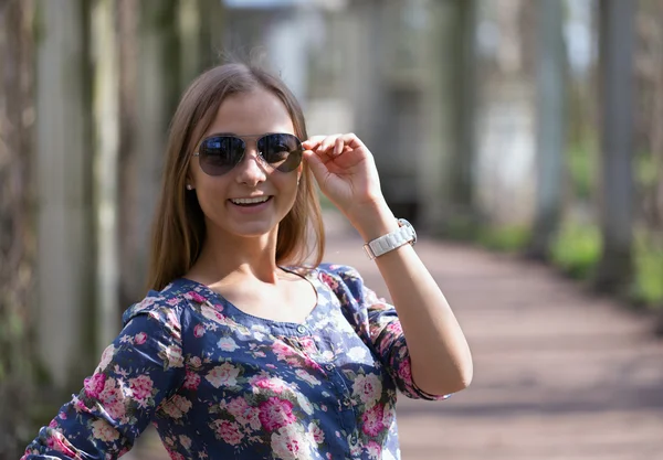 Preciosa modelo en gafas de sol — Foto de Stock