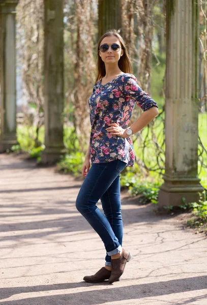 Fille en ruines, colonnes — Photo