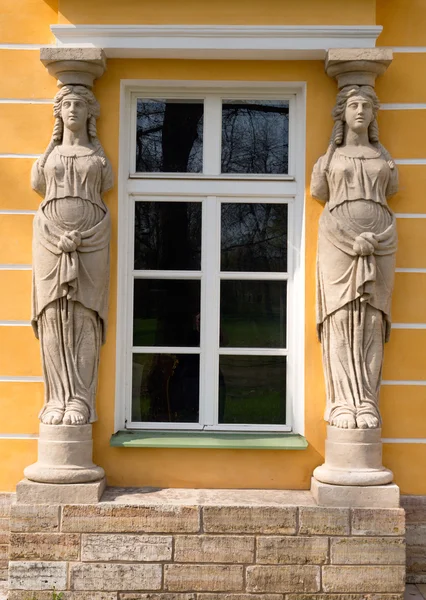 Window with sculptures — Stock Photo, Image
