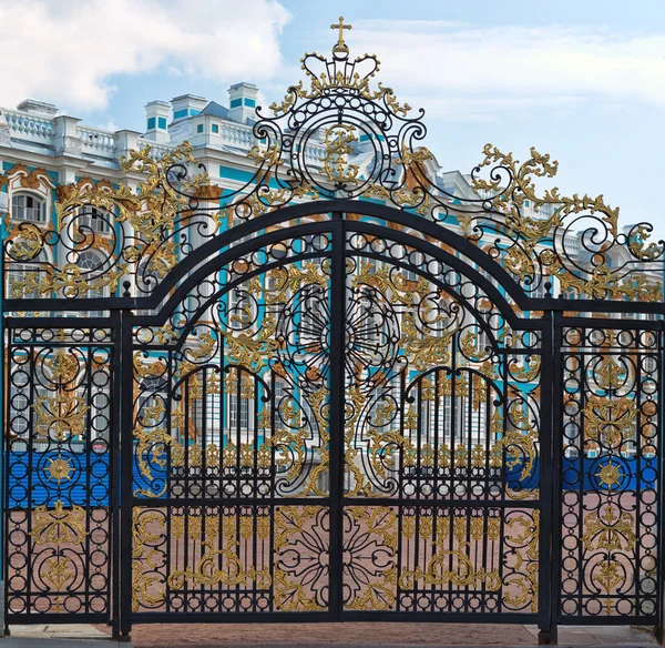 Gold gate, entrance to Catherine's Palace, St. Petersburg — Stock Photo, Image