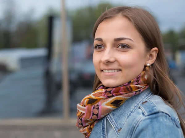 Retrato de una hermosa chica en una chaqueta de mezclilla con una bufanda —  Fotos de Stock