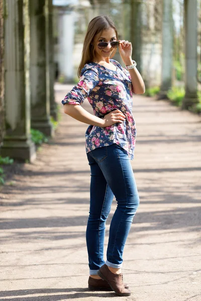 Schöne junge Frau in voller Länge mit Sonnenbrille — Stockfoto