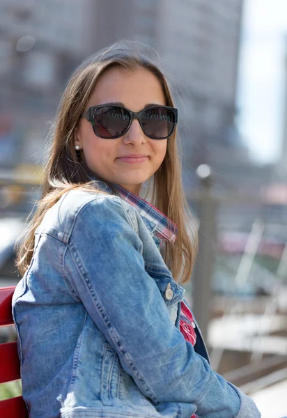 Young beautiful stylish girl smiling on a sunny day — Stock Photo, Image