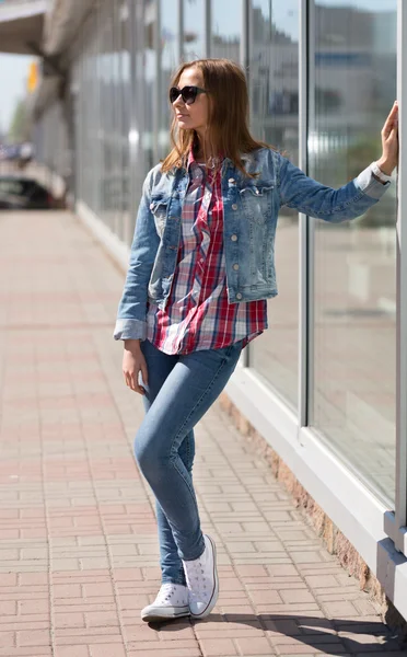 Junge schöne stilvolle Mädchen mit Sonnenbrille auf der Straße — Stockfoto