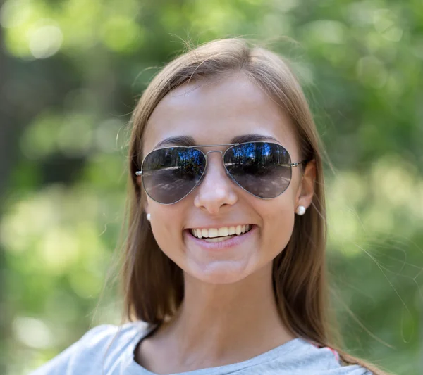 Portrait of a girl in sunglasses in the forest — Stock Photo, Image