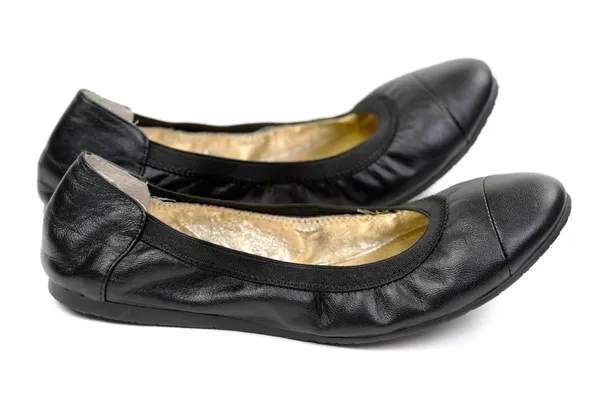 Um par de sapatos de couro preto ballet flats — Fotografia de Stock