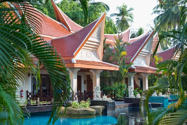 Tropical resort hotel swimming pool. — Stock Photo, Image