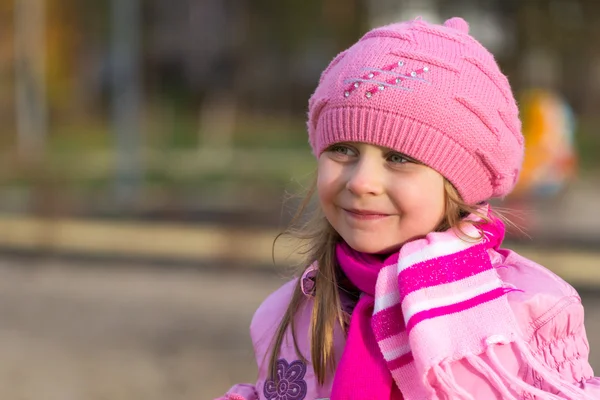 Porträtt av en liten flicka i en rosa hatt — Stockfoto