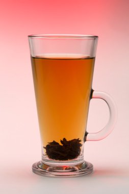 Bardakta siyah çay.