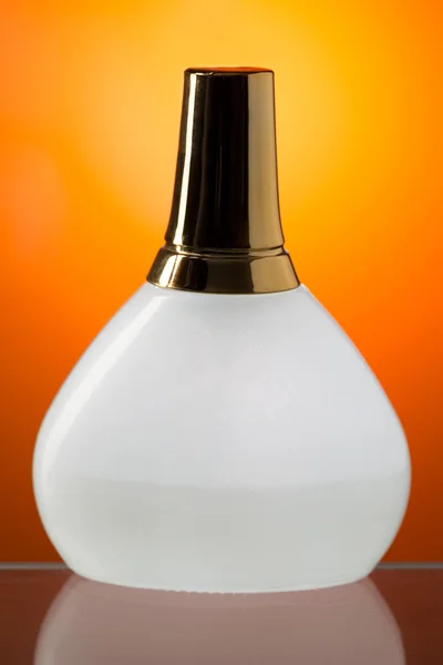 White bottle stands on the mirror surface — Stock Photo, Image