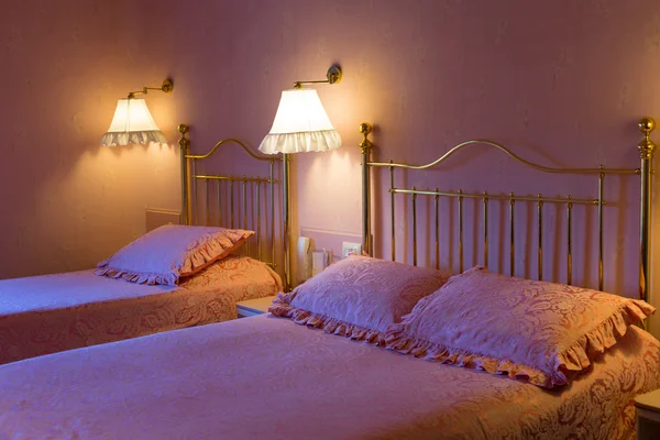Luxe master slaapkamer in levendige moderne kleuren. — Stockfoto