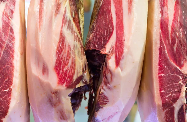 Skinka, prosciutto på köttmarknaden, barcelona — Stockfoto