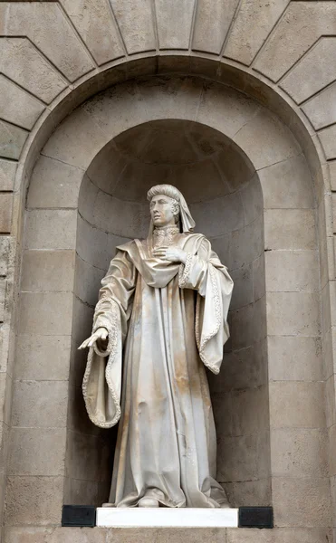 Скульптура короля на фасаде здания — стоковое фото