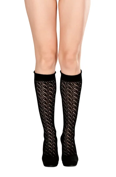 Vrouwelijke benen in fishnet sokken en schoenen — Stockfoto
