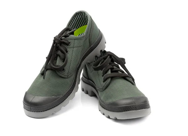 Fashionabla par gröna sneakers. isolera på vit. — Stockfoto
