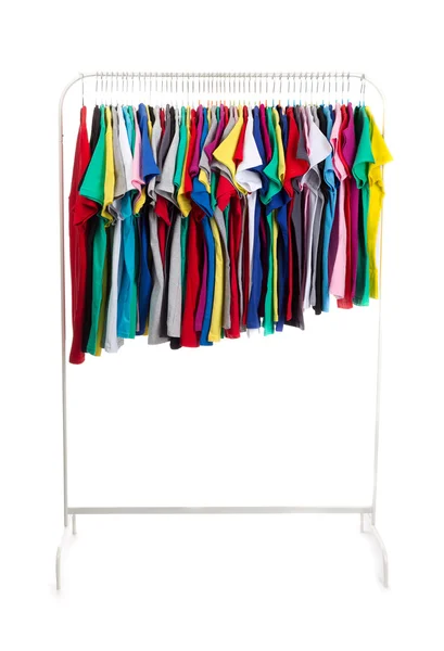 Vêtements multicolores sur cintres, isoler — Photo